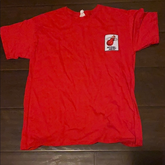 Red Short Sleeve Shirt w/ Miami Heat Patch Large - Picture 1 of 6